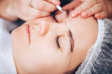 Kalıcı makyaj işleminden önce Cosmetolog Güzellik Ustası kalemle iz bırakıyor.