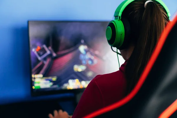 Uma Jovem Jogando Jogo Computador Poltrona Profissional Contra Monitor Fones — Fotografia de Stock