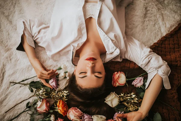 Kobieta Białej Koszuli Leży Łóżku Kwiatami Prezent Walentynkowy Prezent Dzień — Zdjęcie stockowe