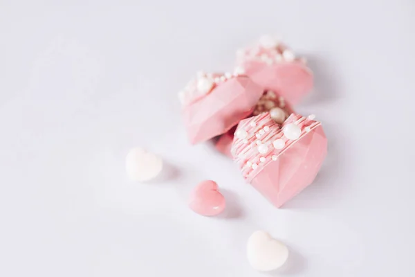 Pembe Kalp Şeklinde Pasta Sevgililer Günü Kadınlar Günü Hediyesi — Stok fotoğraf