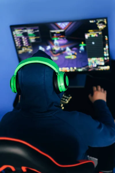 ゲーマーはコンピュータゲームをプレイします 現代の趣味 コンピュータゲームをプレイ 縦の写真上からの眺め — ストック写真