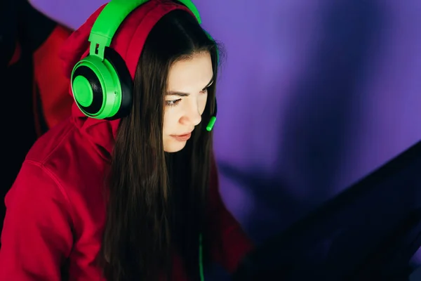 Молодая Девушка Играет Компьютерную Игру Профессиональном Кресле Против Монитора Зеленых — стоковое фото