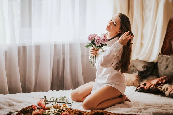 Una Mujer Con Una Camisa Blanca Sosteniendo Ramo Flores Regalo — Foto de Stock