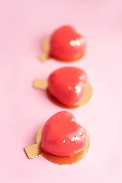 Kırmızı Kalp Şeklinde Pasta Sevgililer Günü Kadınlar Günü Hediyesi — Stok fotoğraf