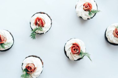 Ekmek, sosis ve peynirden yapılan lezzetli bir atıştırmalık. Alkollü içecekler ve bir partide atıştırmalık bir şeyler..