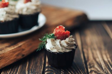 Tabaktaki ekmek, sosis ve peynirden yapılan lezzetli tuzlu atıştırmalıklar. Alkollü içecekler ve bir partide atıştırmalık bir şeyler..