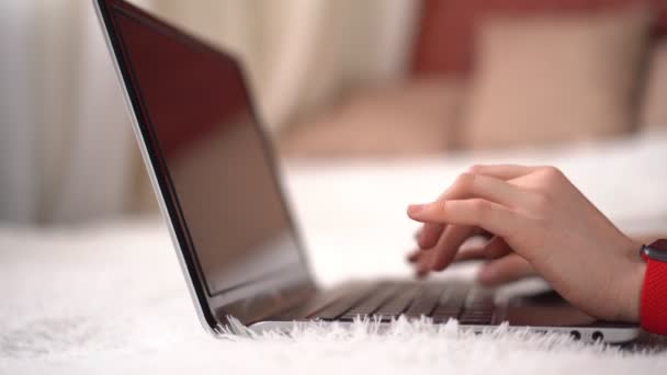 Flickan som skriver texten på laptopen. Fjärrarbete hemma under karantänen. Hemskoleverksamhet — Stockvideo