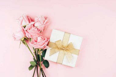 Pembe arka plana karşı güzel bir buket kırmızı gül. Bayram hediyesi sevgililer günü, 14 Şubat, 8 Mart, anneler günü..