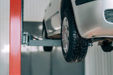 Makine tamir için bir araba asansörüyle kaldırılır. Arabanın yan görüntüsü..