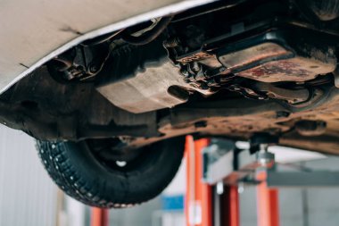 İçten yanmalı motor alt görünümü. Makine tamir için kaldırılır..