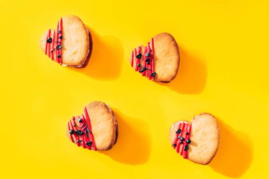 Kalp şeklinde kekler sarı arkaplanın ortasına yerleştirilmiş. Tatil için ev yapımı kekler, parti ve sevdiğine hediye.