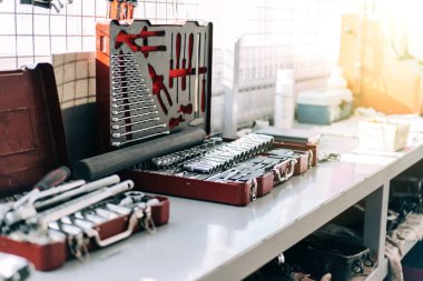 Benzin istasyonunda araba tamir araçları