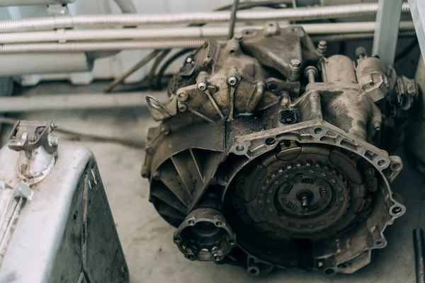 Der Verbrennungsmotor Wird Auf Dem Boden Montiert Reparatur Und Kauf — Stockfoto