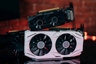 Neon ışığı altında siyah masanın üzerinde farklı boyutlarda ve yapılandırılmış grafikler. Oyun ve kripto para birimi madenciliği için bilgisayarın bir parçası.