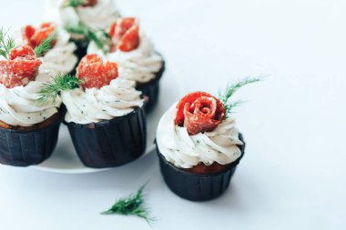 Tabaktaki ekmek, sosis ve peynirden yapılan lezzetli tuzlu atıştırmalıklar. Alkollü içecekler ve bir partide atıştırmalık bir şeyler..