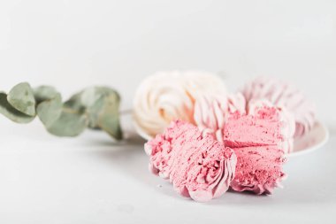 Beyaz arka planda tabakta çok renkli zephyr yemek. Çay içme konsepti. Şekerleme dekorasyonu. Metin için yer.