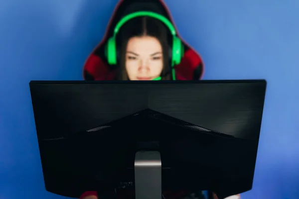 Девушка Геймер Сидит Игровом Стуле Играет Компьютерные Игры Игрока Голове — стоковое фото