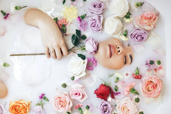 Mulher Toma Banho Bem Estar Cheio Leite Botões Rosas Multi — Fotografia de Stock