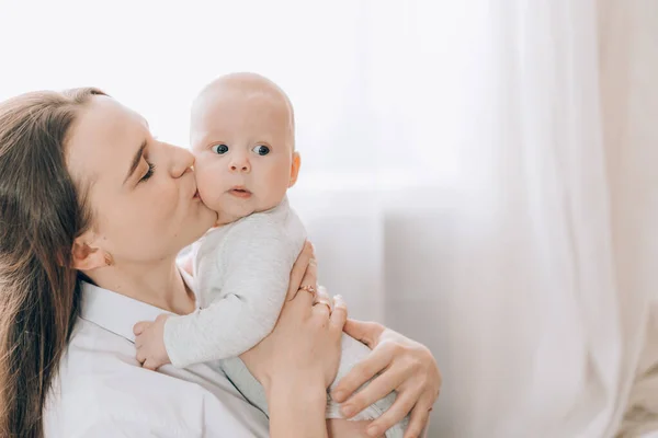 Jovem Mãe Segurando Seu Bebê Recém Nascido Seus Braços Amor — Fotografia de Stock