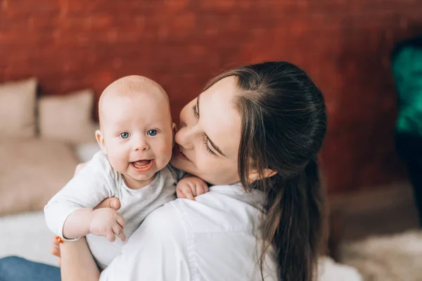 Jovem Mãe Segurando Seu Bebê Recém Nascido Seus Braços Amor — Fotografia de Stock