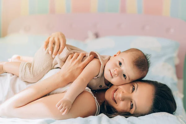 Jovem Mãe Abraça Seu Filho Raça Mista Adoção Infantil Fertilização — Fotografia de Stock