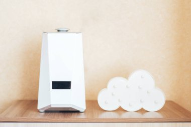 Gece lambasının yanında nemlendirici var. Nemlendirme, iyonlaşma ve hava arındırma. Sağlık hizmetleri. Hastalık önleme.