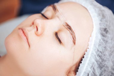 Cosmetolog Güzellik Ustası kalıcı makyaj prosedüründen önce iz bırakıyor.
