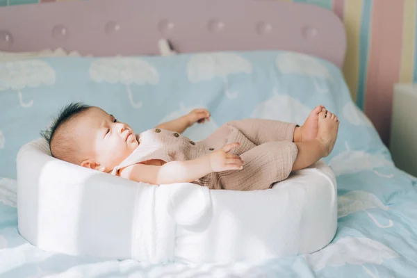 Adozione Bambini Fecondazione Vitro Fiv Bambino Asiatico Sdraiato Sul Letto — Foto Stock