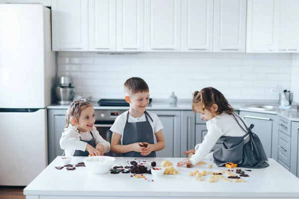 Kinder backen Plätzchen aus Teig. Freizeitaktivitäten mit Kindern — Stockfoto