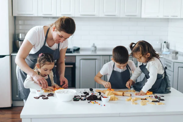 Mama Bringt Den Kindern Bei Bonbons Kochen Freizeitaktivitäten Mit Kindern — Stockfoto