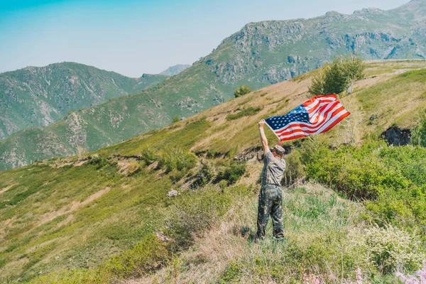 Berget Man Militär Uniform Med Amerikansk Flagga — Stockfoto