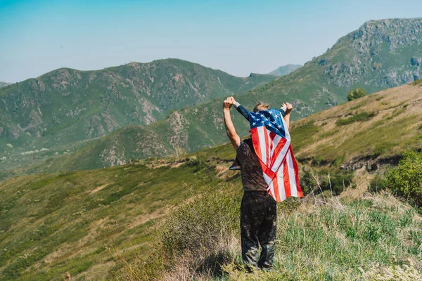 Чоловік Дитиною Шиї Хлопчик Спині Американським Прапором — стокове фото