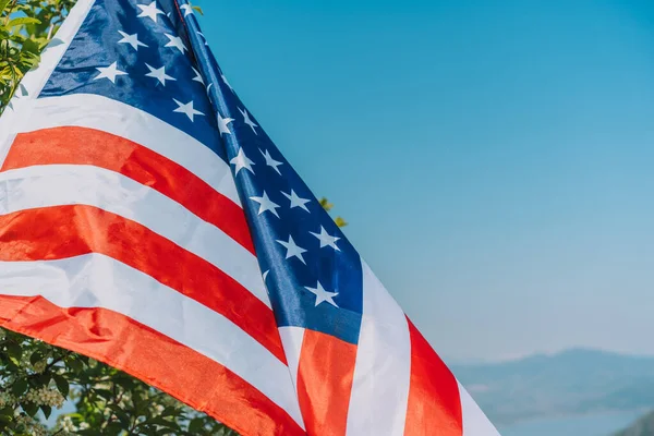 Bandiera Americana Sventola Nel Vento Contro Cielo Blu — Foto Stock