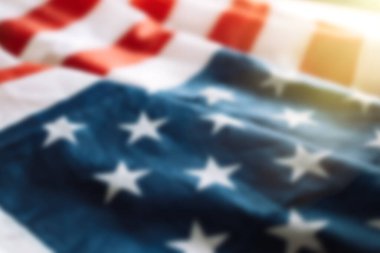 Bulanık Amerikan bayrağı arka planı ve güneş ışığı. 4 Temmuz konsepti.