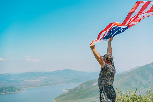 Mannen Militäruniform Håller Amerikansk Flagga Framför Bergen — Stockfoto