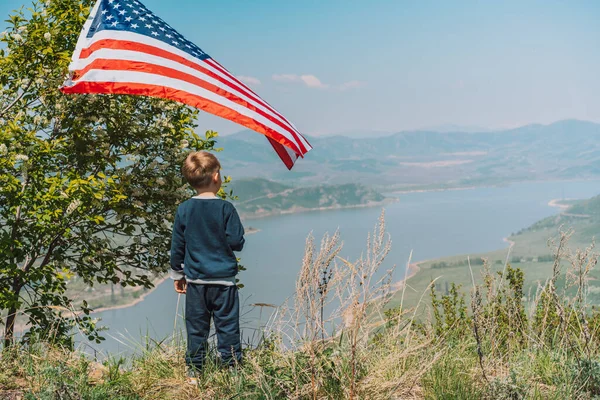 Liten Pojke Med Amerikansk Flagga Tittar Avståndet Till Naturen Juli — Stockfoto