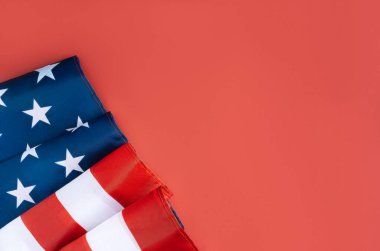 Kırmızı arka planda Amerikan bayrağı var. 4 Temmuz konsepti.