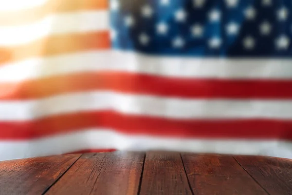 Tomma Träbord Framför Den Suddiga Amerikanska Flaggan Begreppet Självständighetsdag — Stockfoto