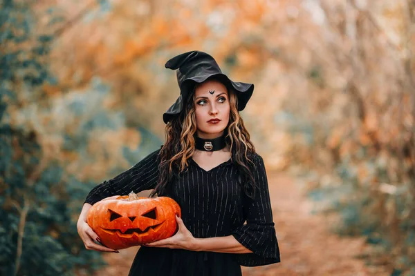 Cadı Gibi Giyinmiş Balkabağını Elinde Tutan Bir Kız — Stok fotoğraf