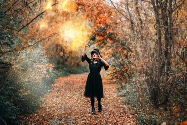 Cadı Gibi Giyinmiş Bir Kız Ormanın Önünde Ateş Büyüsü Yapıyor — Stok fotoğraf