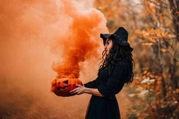 Fumo Laranja Abóbora Segurando Menina Traje Bruxa — Fotografia de Stock