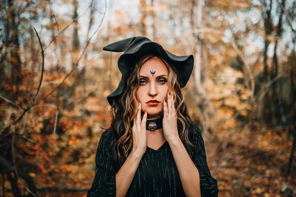 Chica Traje Halloween Frente Del Bosque —  Fotos de Stock