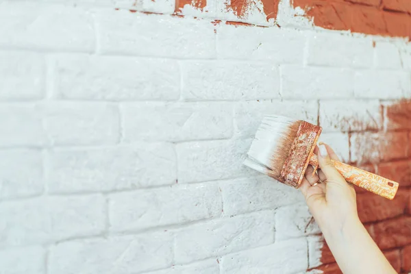 Фарбувати Цегляну Стіну Білим Пензлем — стокове фото