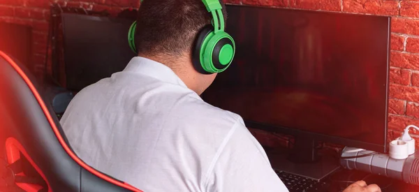 Tipo Con Auriculares Verdes Jugando Videojuegos Ordenador —  Fotos de Stock