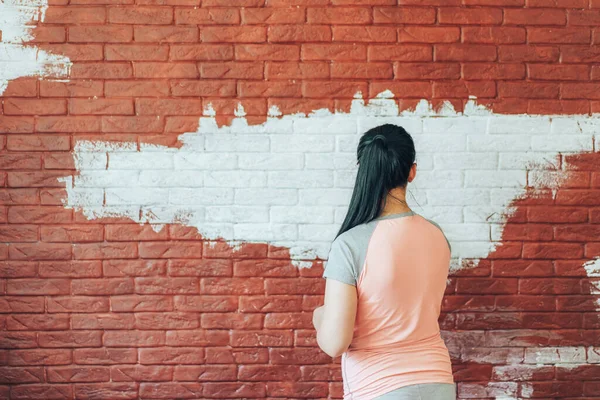 Ragazza Dipinge Muro Mattoni Con Vernice Bianca — Foto Stock