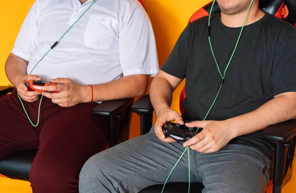 Dois Caras Jogando Enquanto Segurando Gamepads Jogo Vídeo Frente Fundo — Fotografia de Stock