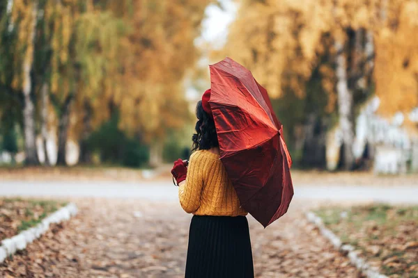 Donna Che Cammina Nel Parco Autunno Sotto Ombrello Rosso — Foto Stock