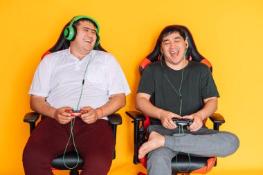 Erkekler video oyunlarında ellerinde av tüfeğiyle eğlenir ve oynarlar..