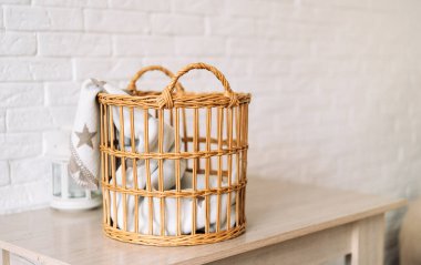 Tahta masada duran havluyla sepet..