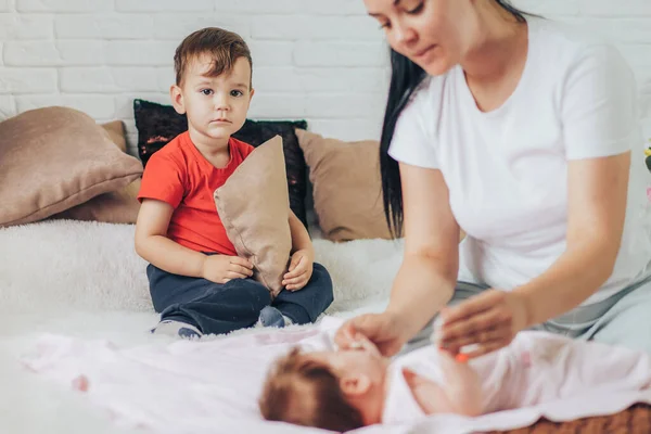 Annesinin Yanında Oturan Üzgün Ağabey Küçük Kızıyla Oynayan Anne Aileden — Stok fotoğraf